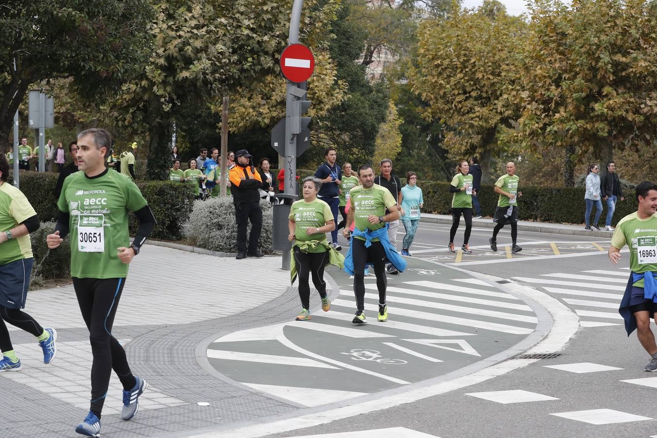 Participantes de la marcha contra el cáncer. 