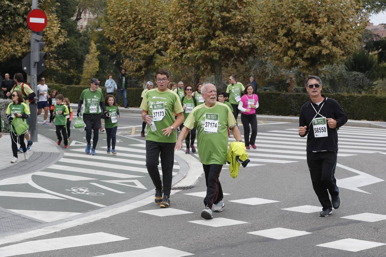 Participantes de la marcha contra el cáncer. 