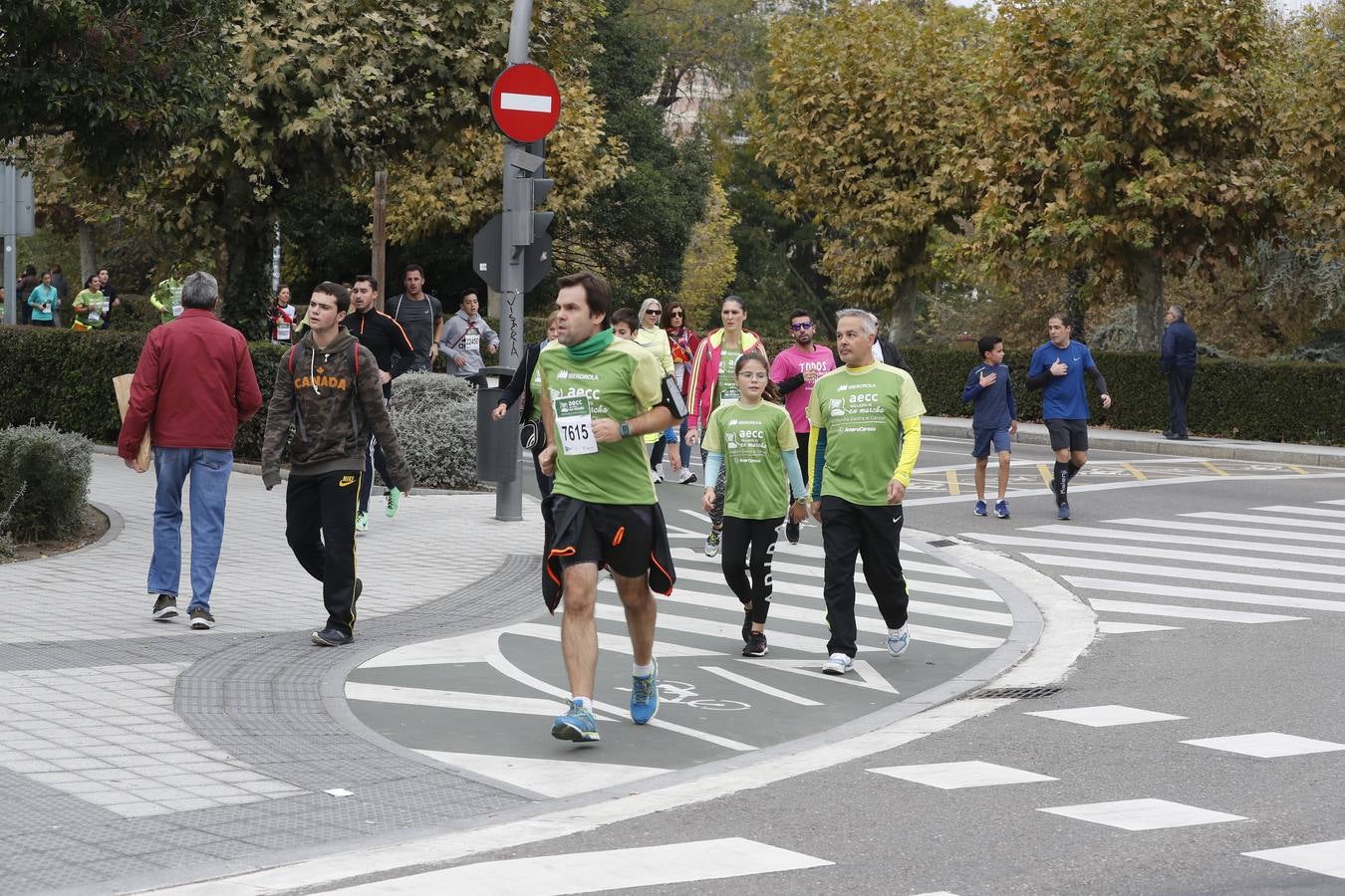 Participantes de la marcha contra el cáncer. 