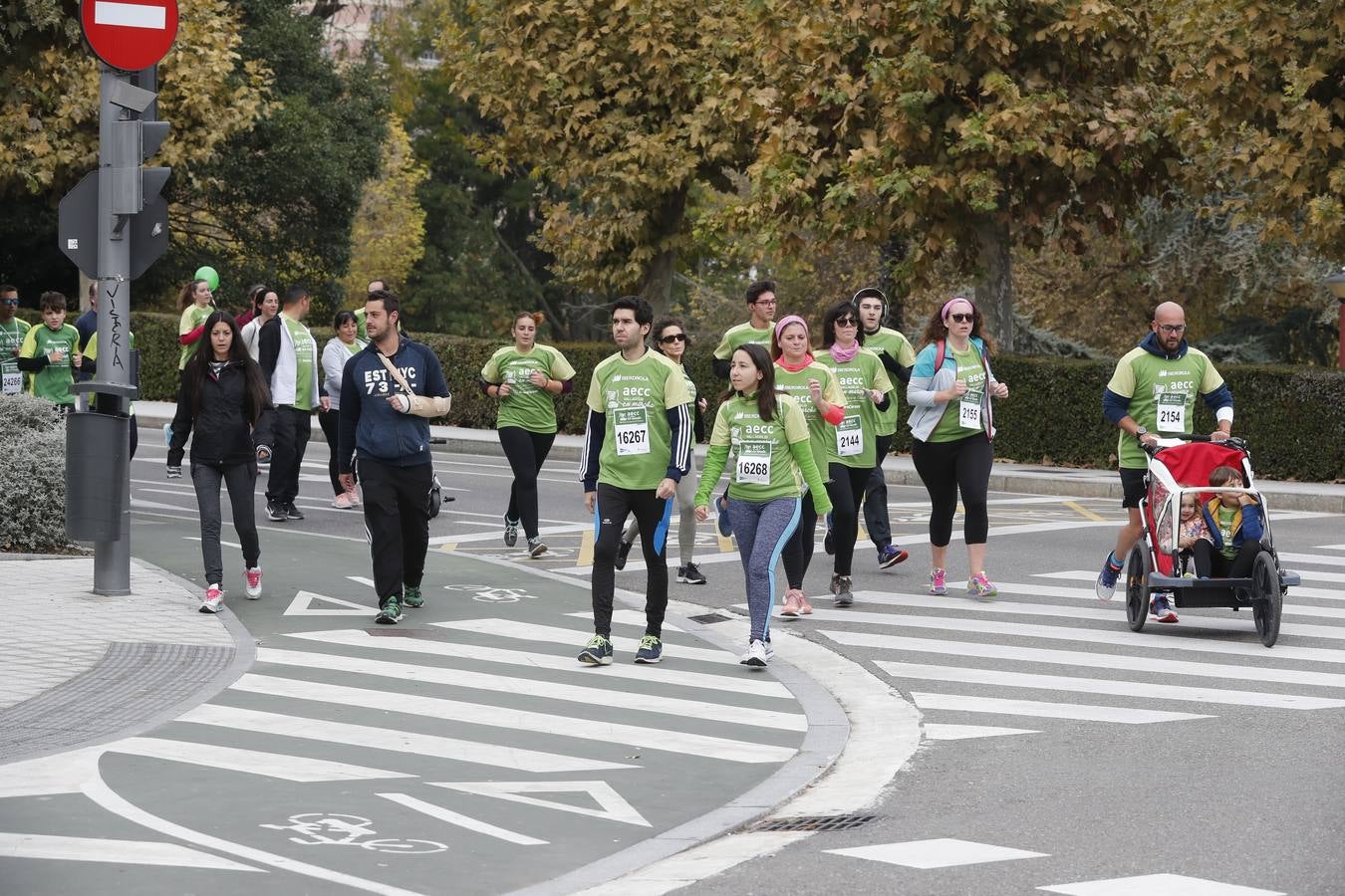 Participantes de la marcha contra el cáncer. 