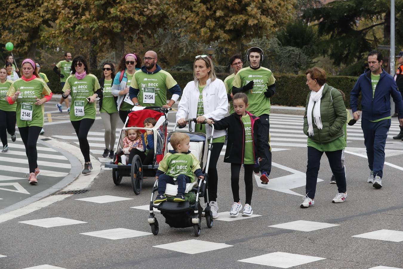 Participantes de la marcha contra el cáncer. 