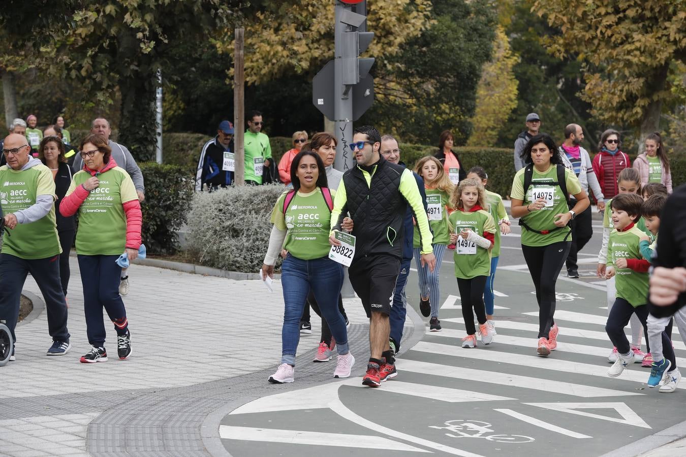 Participantes de la marcha contra el cáncer. 