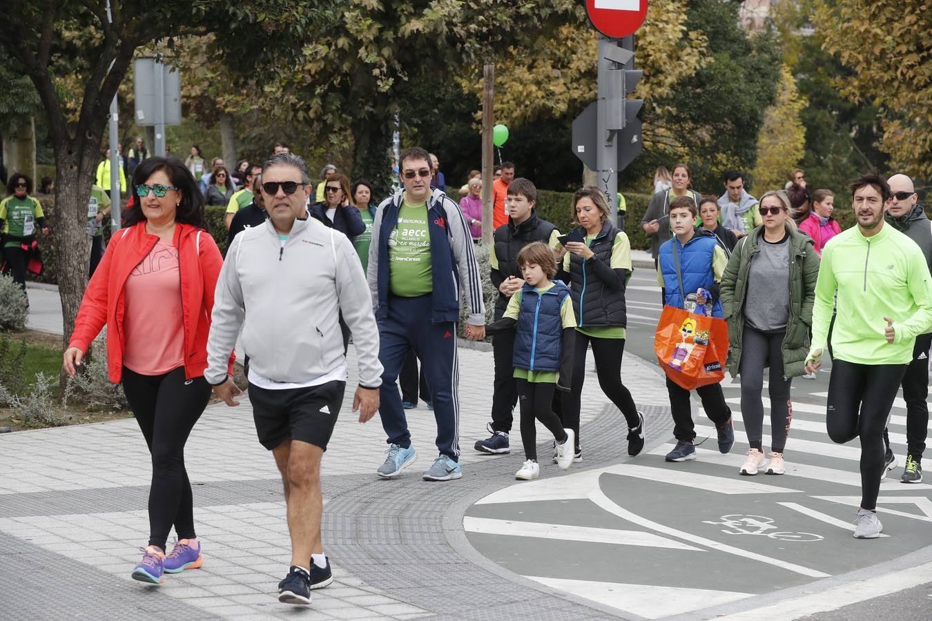 Participantes de la marcha contra el cáncer. 