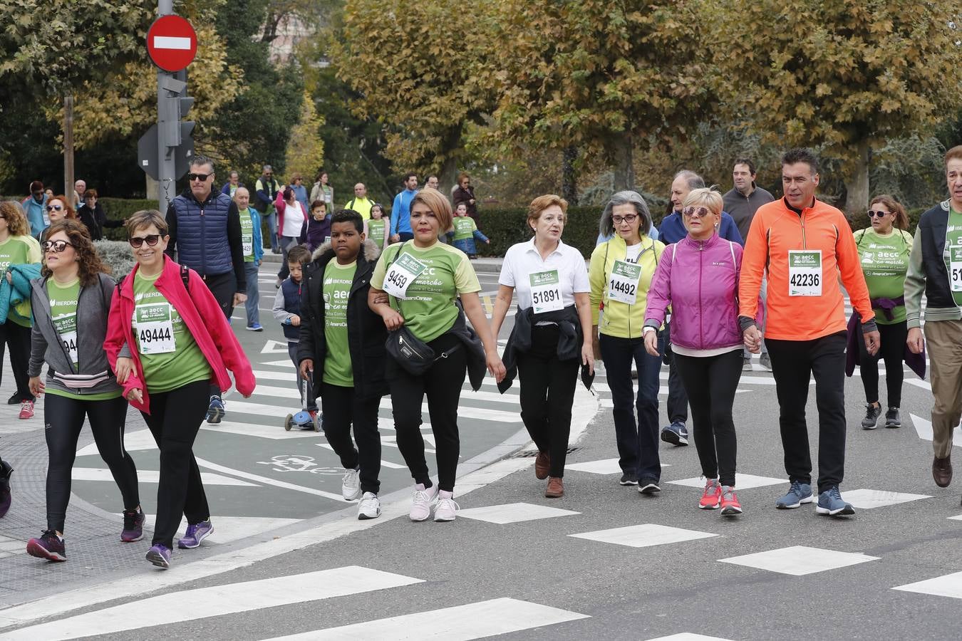 Participantes de la marcha contra el cáncer. 