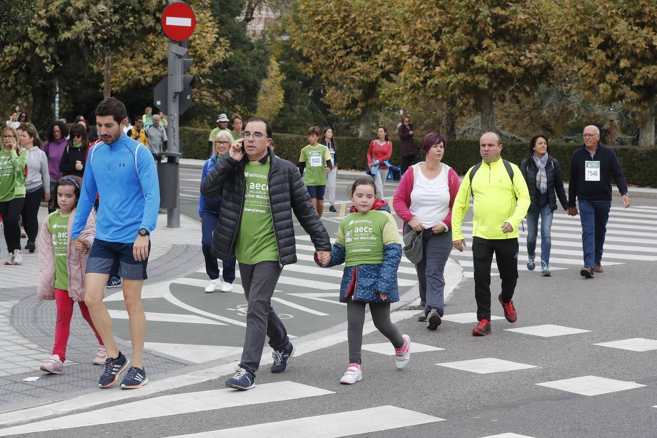 Participantes de la marcha contra el cáncer. 