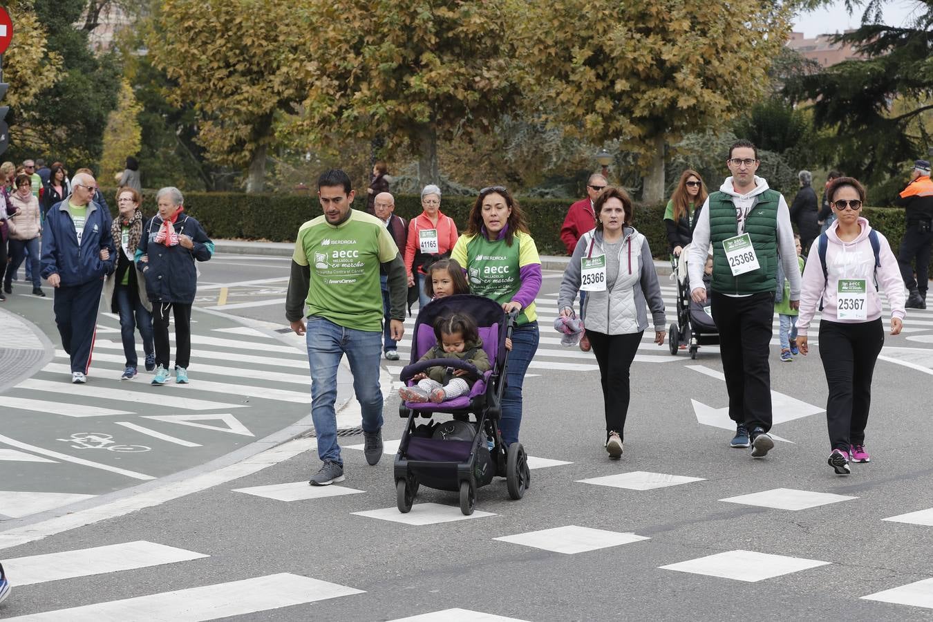 Participantes de la marcha contra el cáncer. 