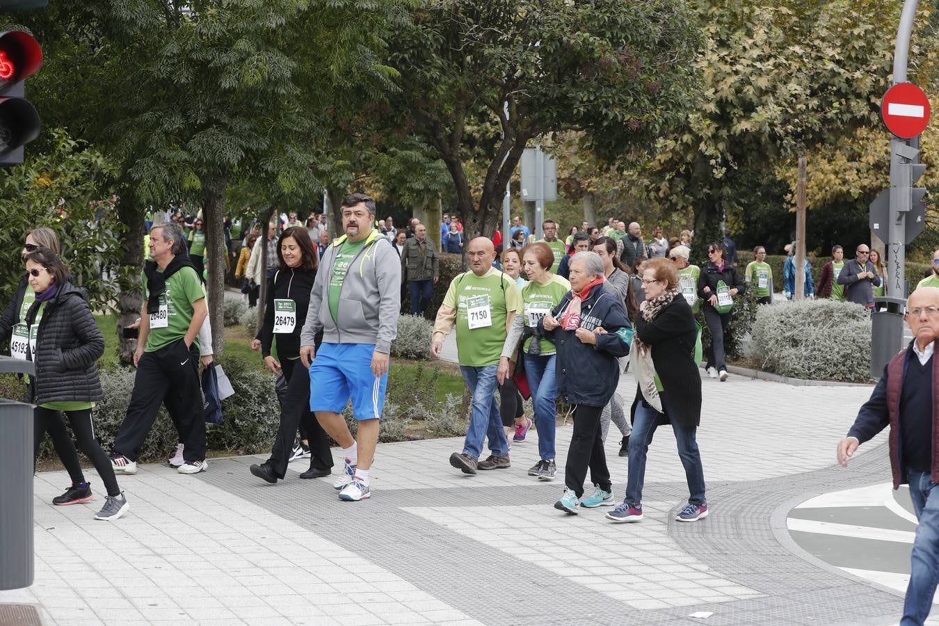 Participantes de la marcha contra el cáncer. 