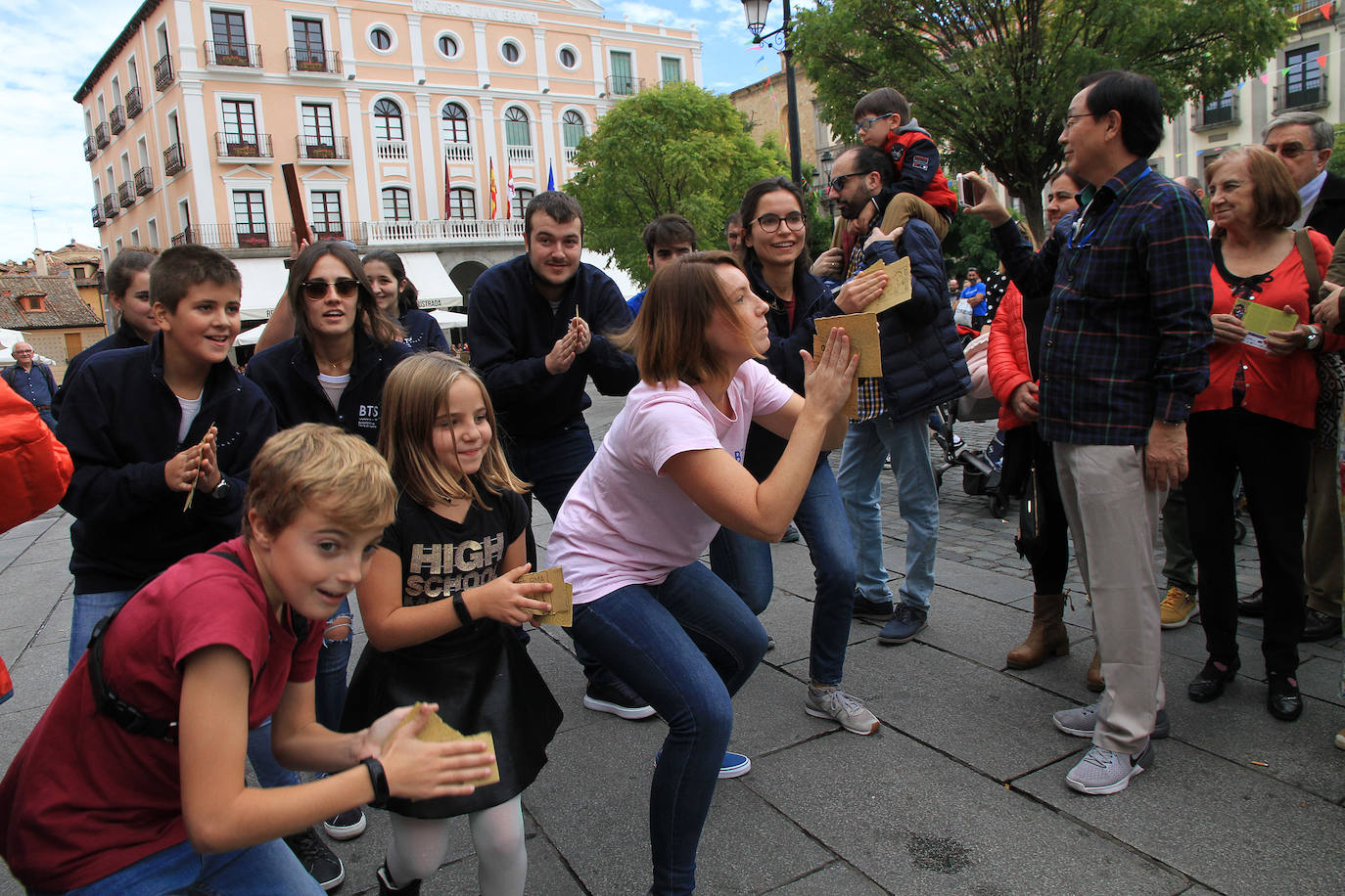 Una imagen del concierto-performance de la BTS en la Plaza Mayor. 