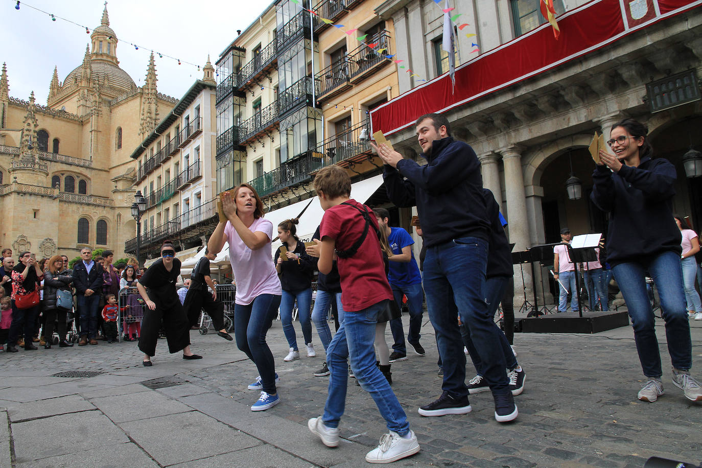 Una imagen del concierto-performance de la BTS en la Plaza Mayor. 