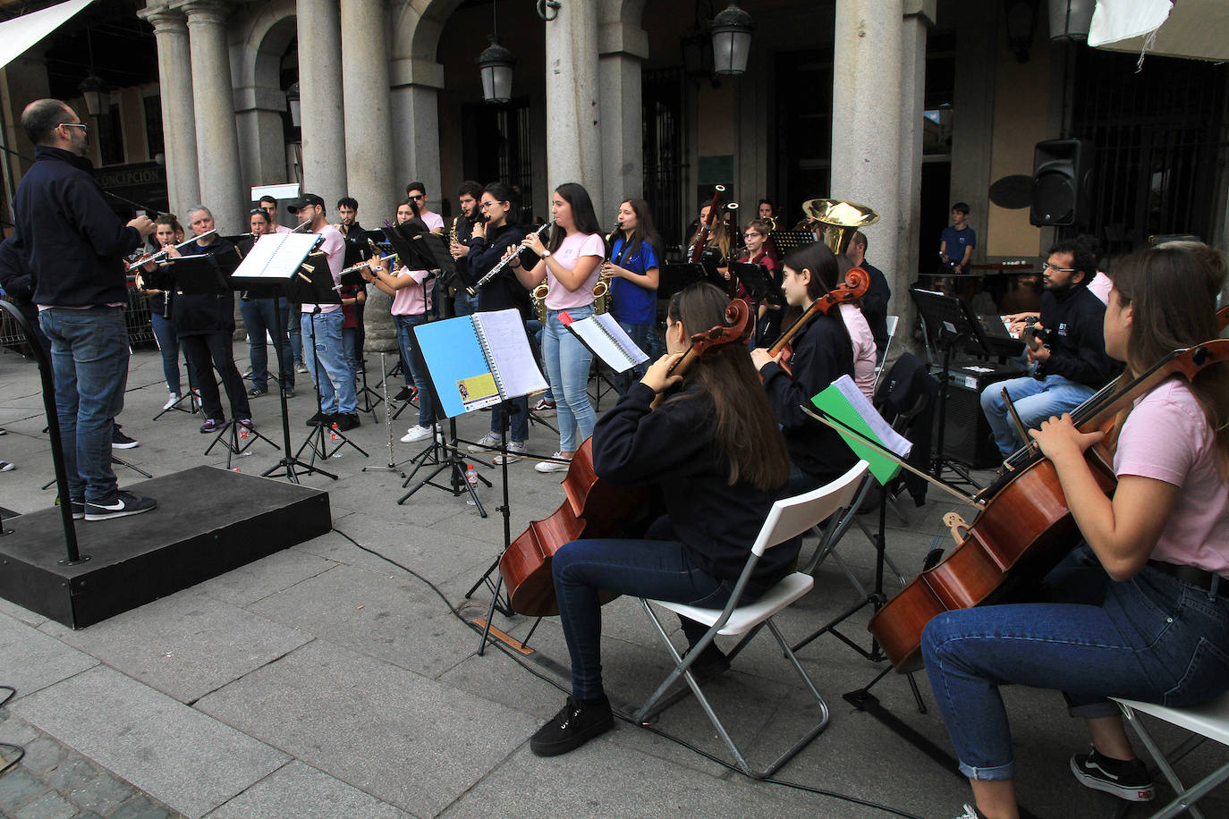 Una imagen del concierto-performance de la BTS en la Plaza Mayor. 