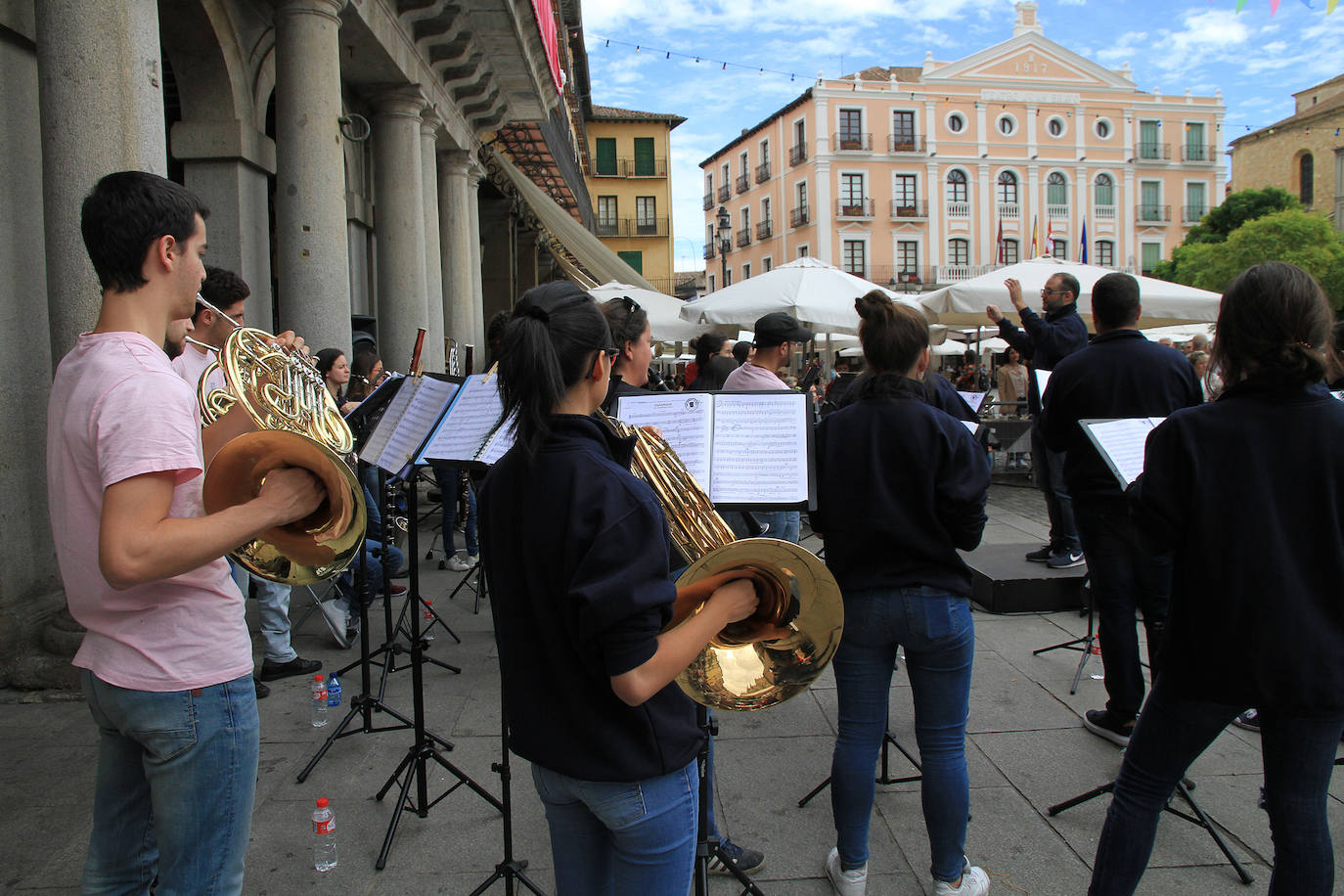 Una imagen del concierto-performance de la BTS en la Plaza Mayor. 