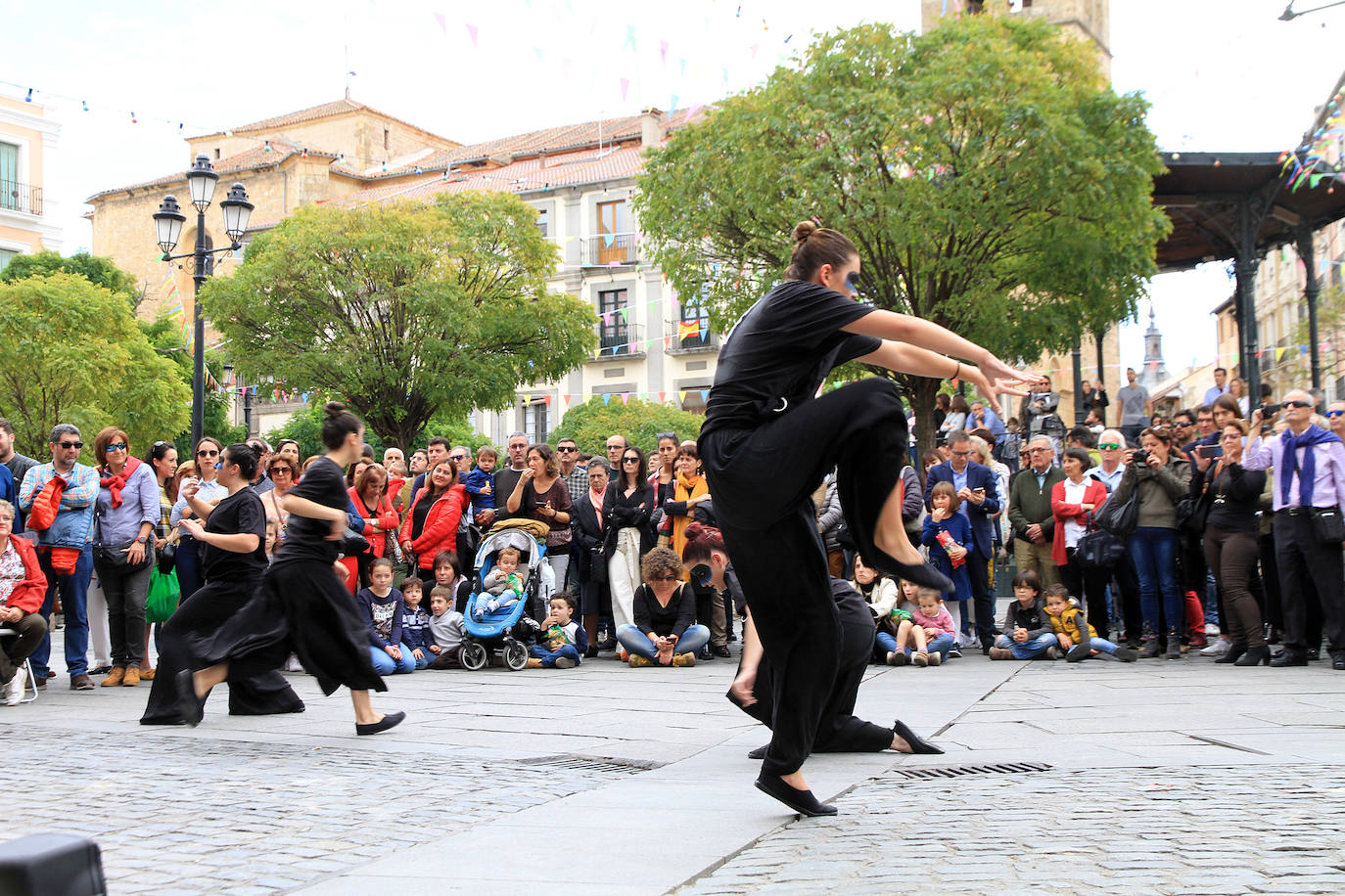 Una imagen del concierto-performance de la BTS en la Plaza Mayor. 