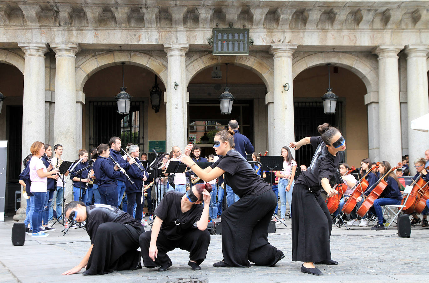 Una imagen del concierto-performance de la BTS en la Plaza Mayor. 