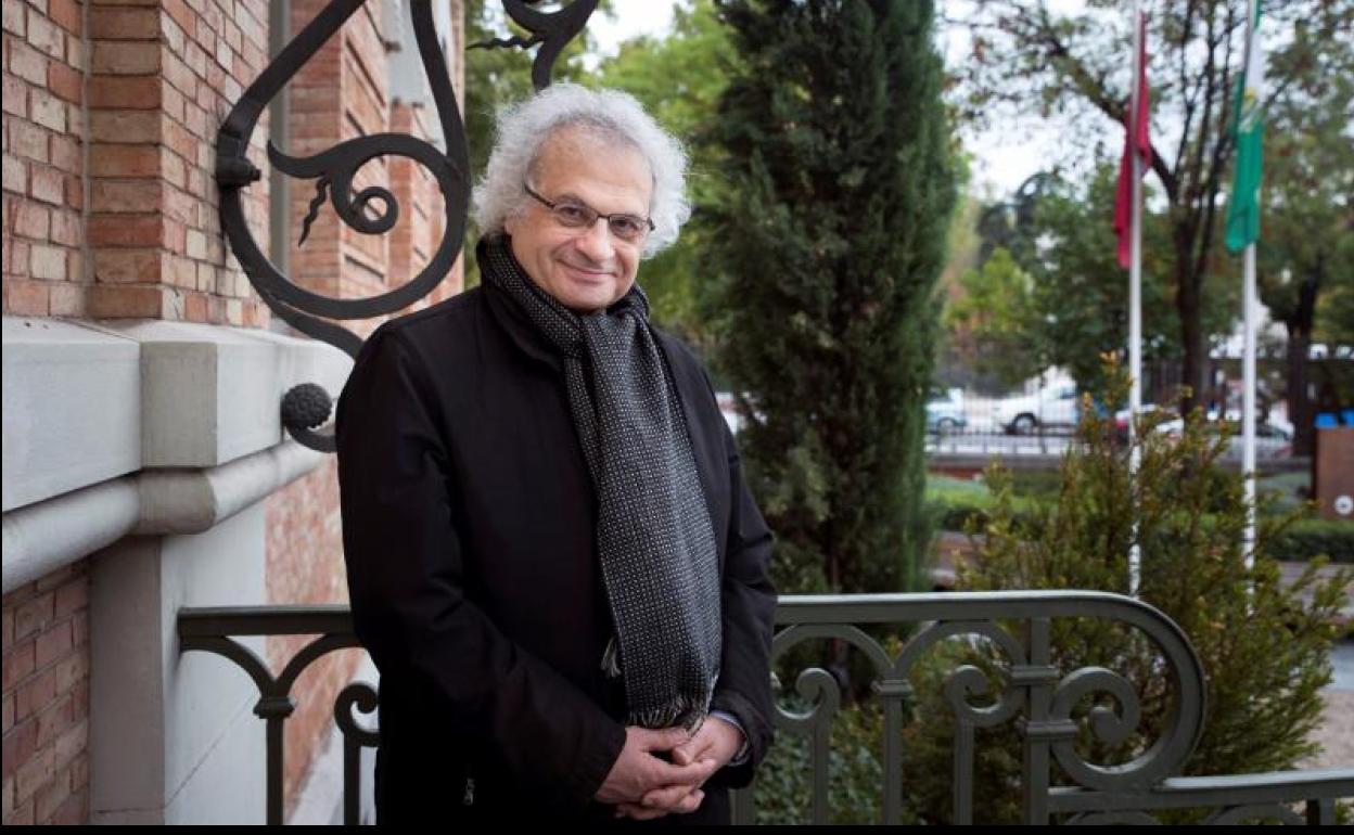 El escritor libanés Amin Maalouf, Premio Príncipe de Asturias de las Letras 2010, posa a las puertas de la Casa Árabe de Madrid.