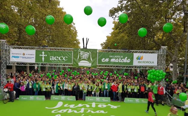 Salida de la marcha contra el cáncer de este domingo en Valladolid.