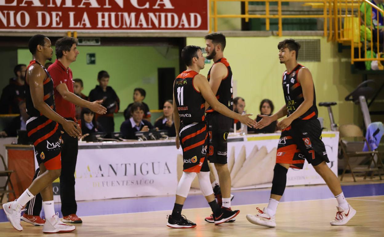 Varios jugadores del CB Tormes en el último partido en casa. 