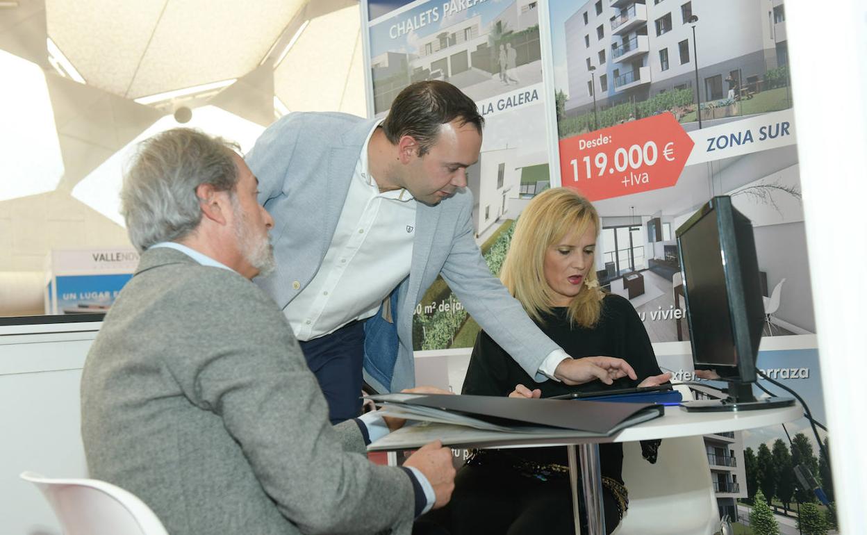 Francisco Capellán muestra sus productos en el expositor de Mojon Uno. 