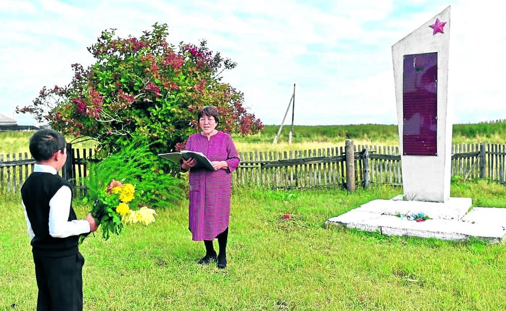 Ravil y su profesora Uminur, en una ceremonia previa al inicio del curso.