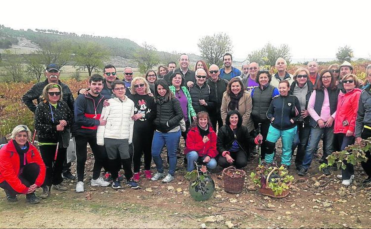 Participantes en la rebusca con sus cestos de uvas.