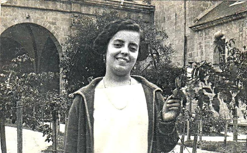 Julia Martín Revuelta, con 19 años en la Casa de Juntas de Guernica. 