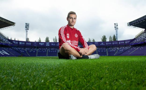 Jorge de Frutos posa sentado sobre el césped del estadio Zorrilla. 