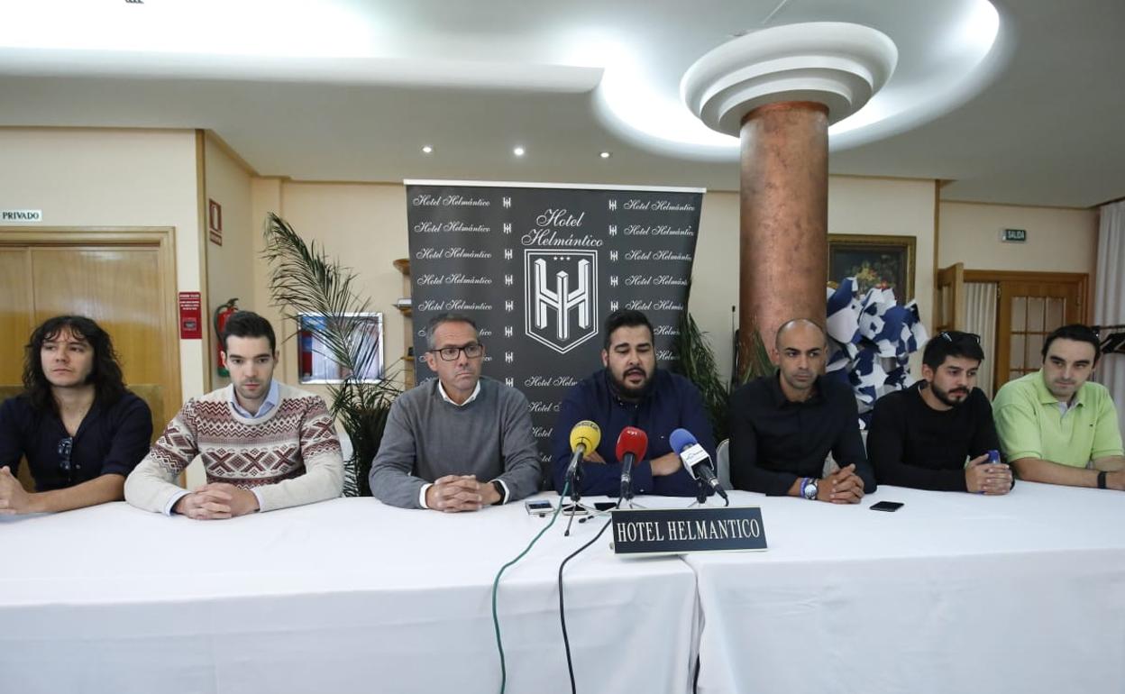 El presidente Sandoval, junto a Gorka Etxeberria, y miembros del grupo de trabajo de Unionistas. 