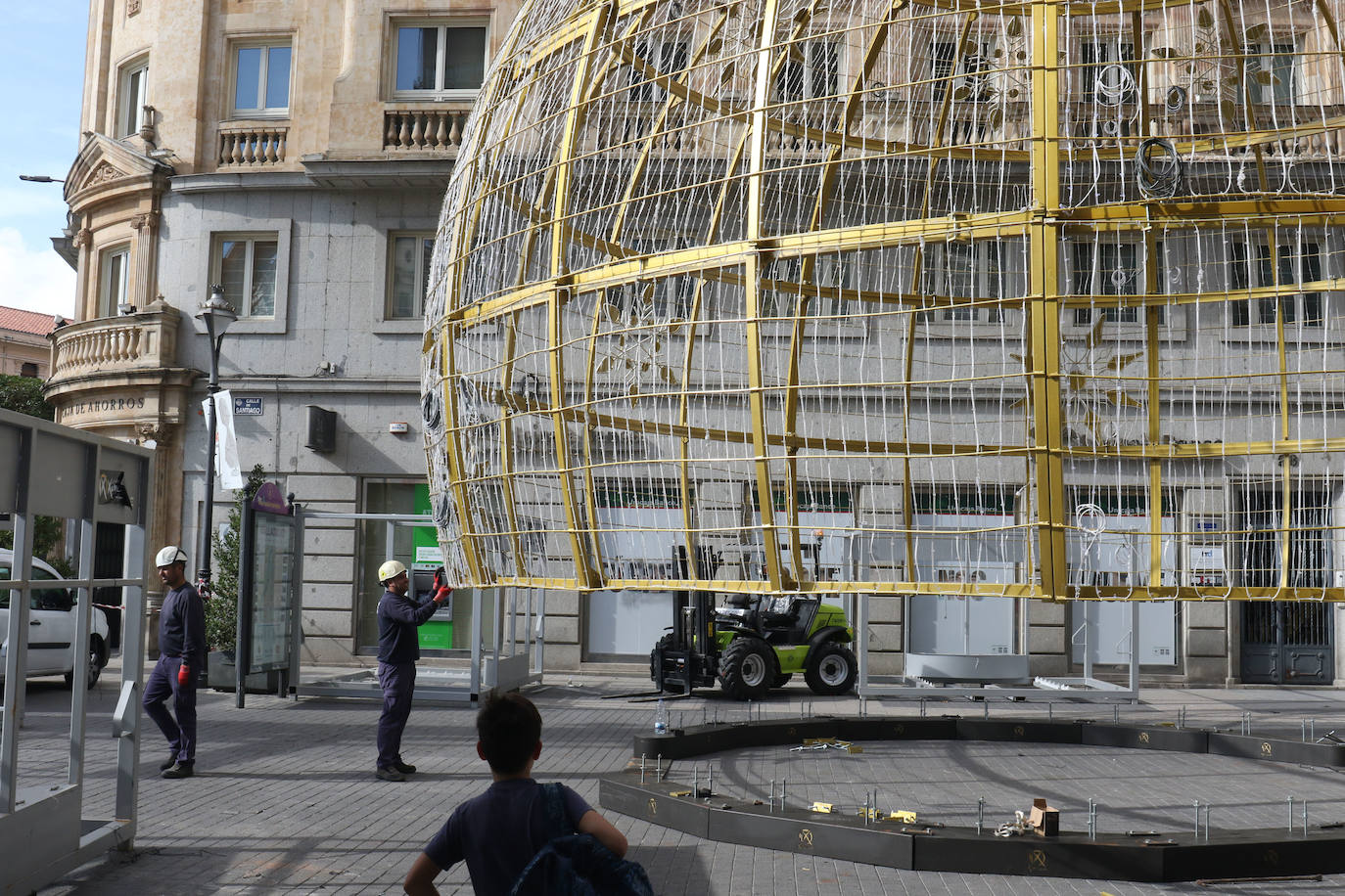 Los operarios montan el adorno en la calle Santiago. 