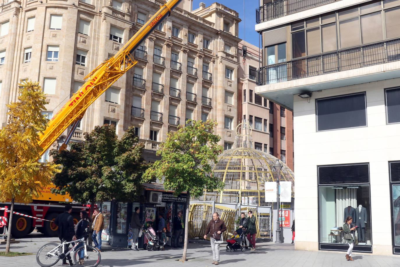 Los operarios montan el adorno en la calle Santiago. 