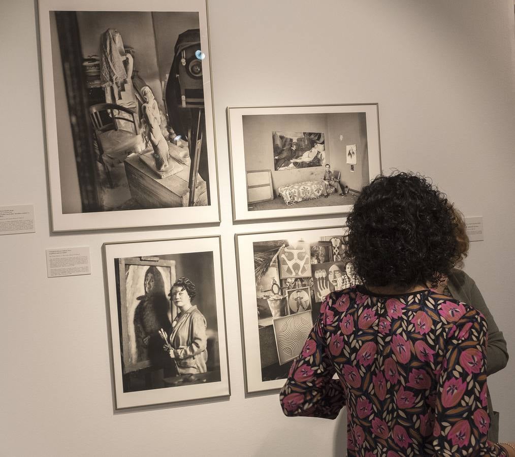 La exposición que acoge la Casa de Cervantes de Valladolid hasta el 12 de enero de 2020, plasma el ambiente de los estudios donde crearon artistas españoles desde la última década del siglo XIX hasta los años cincuenta del siglo XX, a través de 45 fotografías del archivo de Mariano Moreno y su hijo Vicente, adquirido en 1955 por el Instituto del Patrimonio Cultural de España