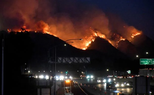 El llamado 'Getty Fire' arde cerca del Centro Getty a lo largo de la autopista 405 al norte de Los Ángeles, California.