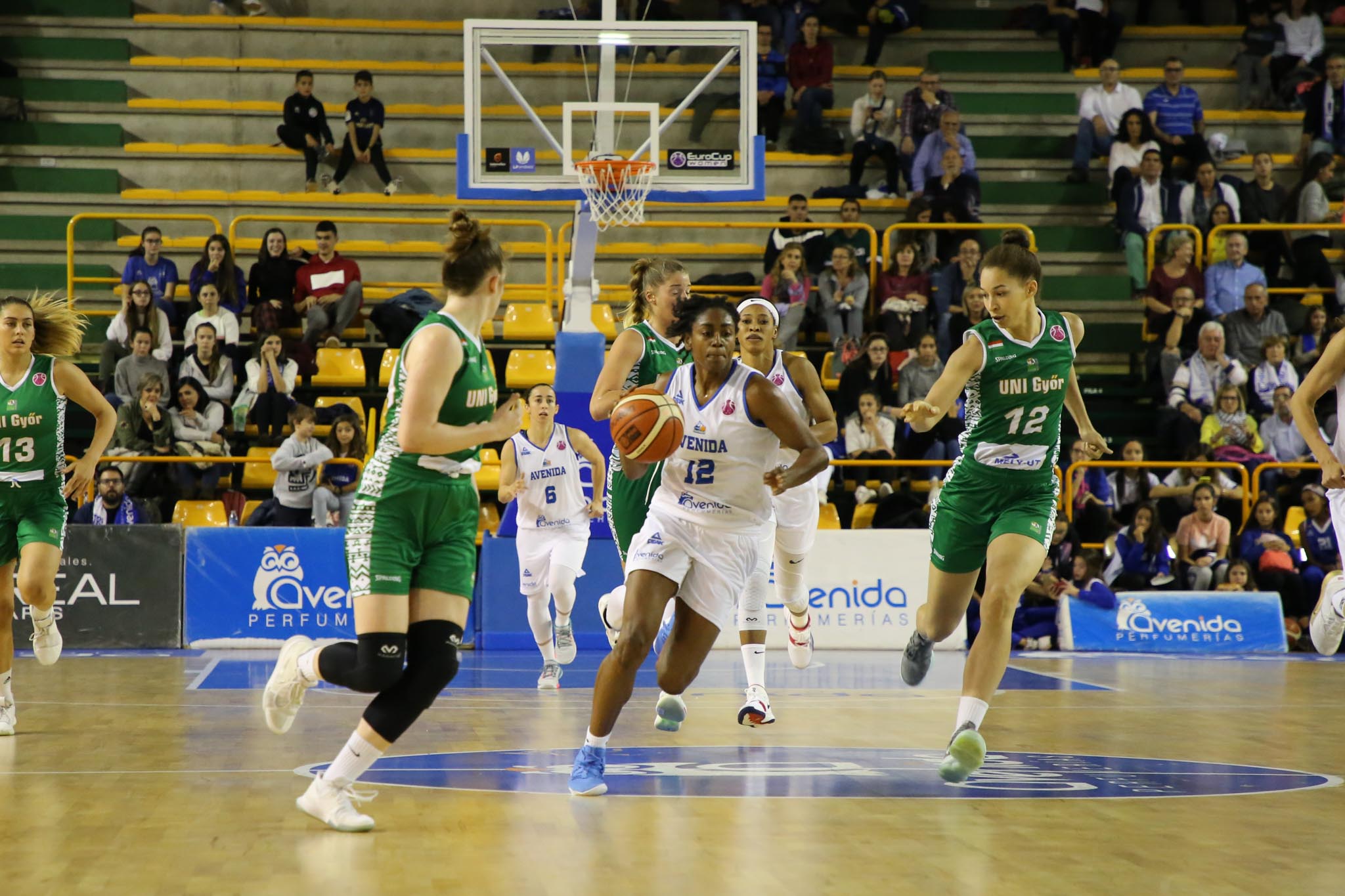 Fotos: Partido del CB Avenida ante el Uni Gyor Mely-Ut húngaro