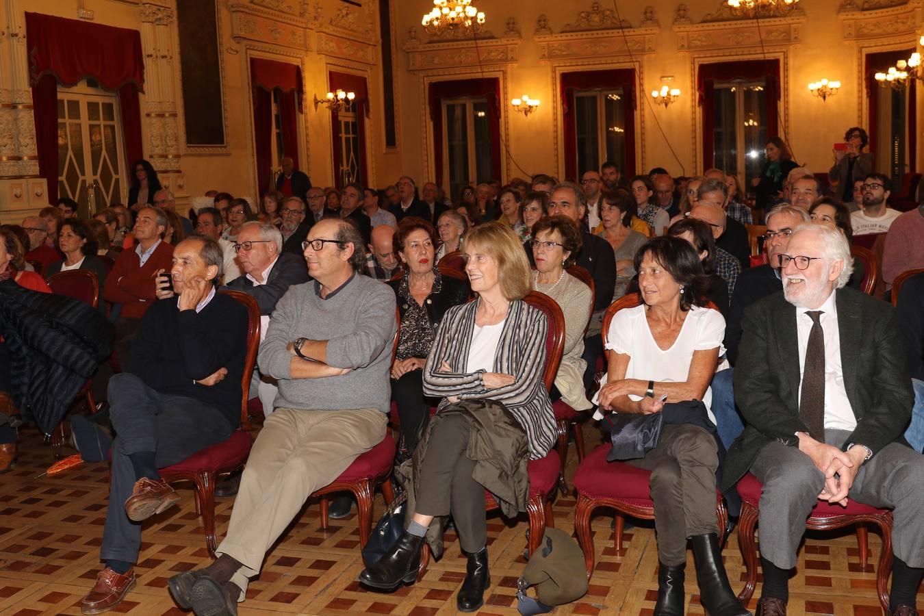 En conversación con la periodista de El Norte de Castilla Angélica Tanarro, el columnista vertebró un discurso sobre el gremio y la política con su particular sentido del humor, donde destacó la evolución de la profesión en los últimos tiempos