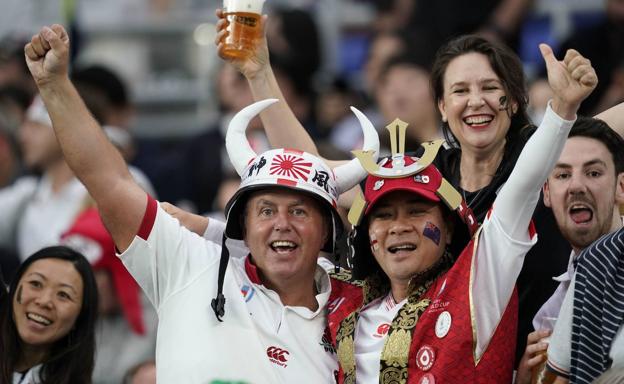 Aficionados británicos, en la semifinal del mundial de Japón. 