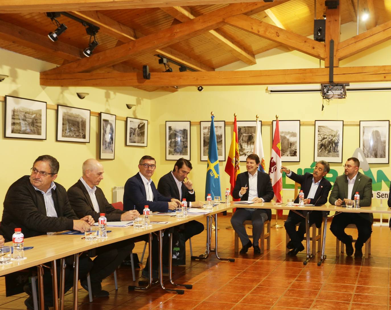 El presidente de la Junta de Castilla y León, Alfonso Fernández Mañueco, asiste a la reunión de la Comisión de Gestión del Parque Nacional de los Picos de Europa, junto a los presidentes de Cantabria, Miguel Ángel Revilla; y de Asturias, Adrián Barbón.