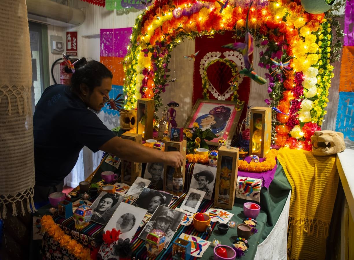 Es su fiesta más importante del año, el Día de Muertos, declarado en 2008 por la UNESCO Patrimonio Inmaterial de la Humanidad | Lo hacen entre disfraces, máscaras y festividad, que es como este pueblo recuerda a sus difuntos | Todo con el objetivo de recibir las ánimas de los suyos, al menos un día al año, y compartir con ellos la nostalgia y las ofrendas