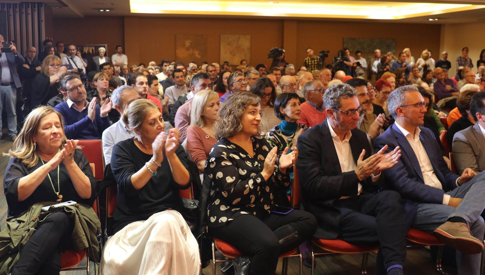 Ha estado acompañada por el secretario general del PSOE de Castilla y León, Luis Tudanca; el cabeza de lista al Congreso, Javier Izquierdo; el cabeza de lista al Senado, Manuel Escarda; y el alcalde de Valladolid, Óscar Puente