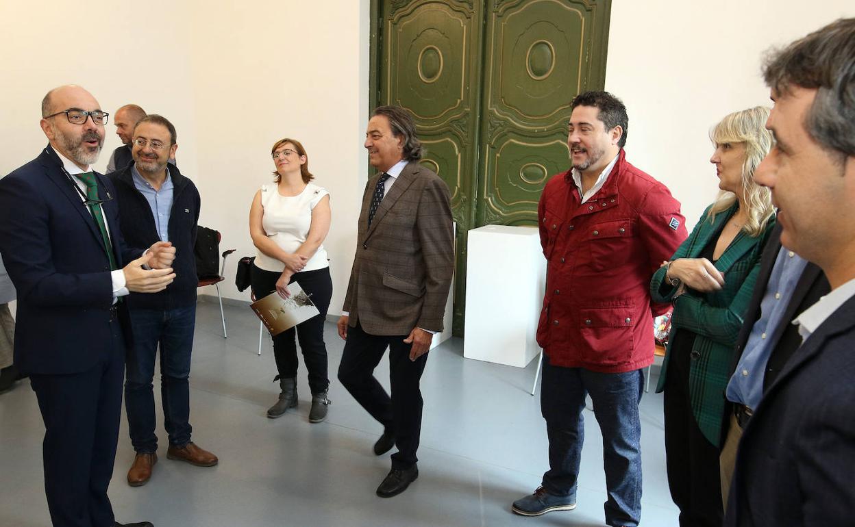 Javier Ortega, a la izquierda, saluda a algunos de los asistentes a la reunión de la Mesa de la Gastronomía de Castilla y León celebrada en Palacio de Quintanar de Segovia. 