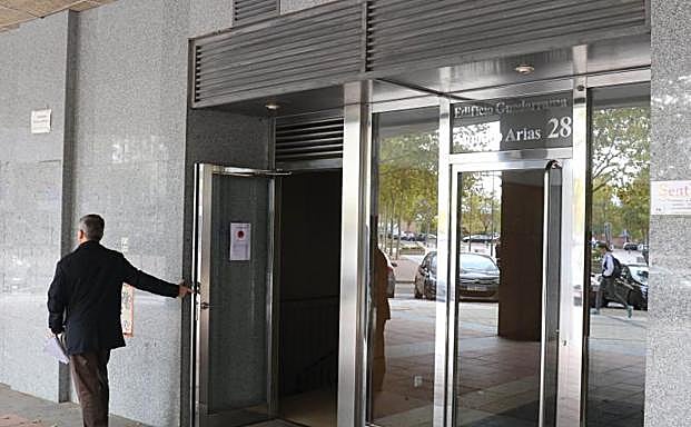 Uno de los portales en la calle Amadeo Arias por donde accedieron los asaltantes. 