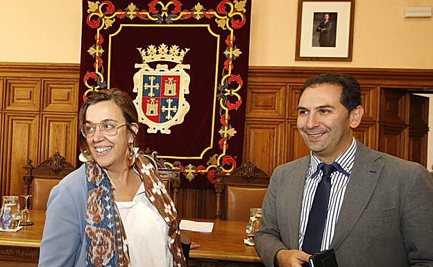 La presidenta de la Diputación, Ángeles Armisén y el alcalde, Mario Simón, al térmno de un pleno. 