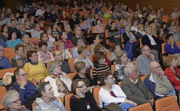 El público llenó el Auditorio Fundos Valladolid Fuente Dorada para atender las explicaciones de la doctora Espino García.