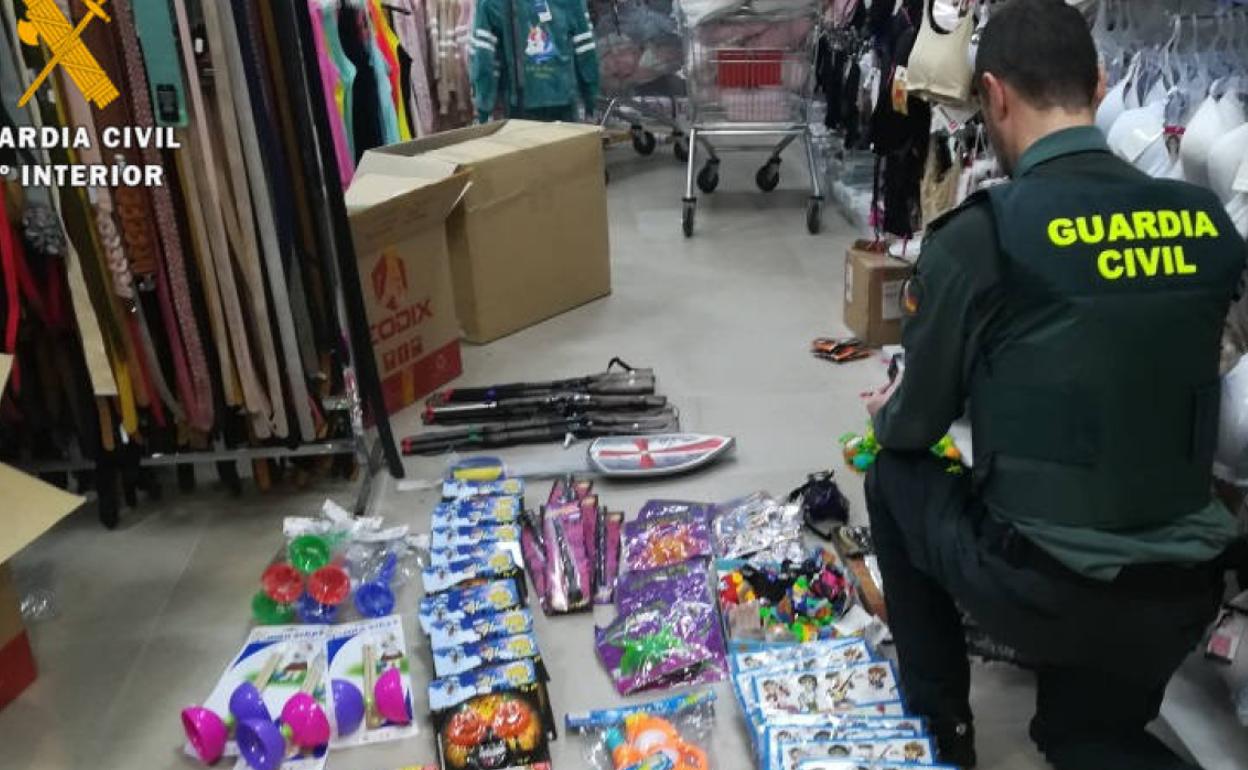 Un agente comprueba algunos de los juguetes incautados. 