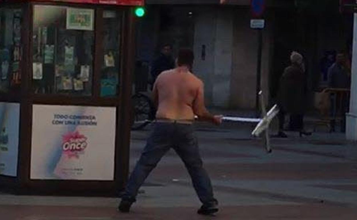 Fotograma del vídeo en el que el varón aporreaba el kiosco de la Once de Plaza de España.