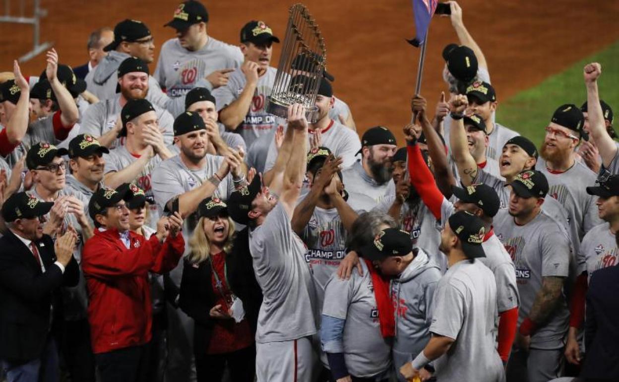 La plantilla de los Nationals celebra su victoria en las Series Mundiales. 