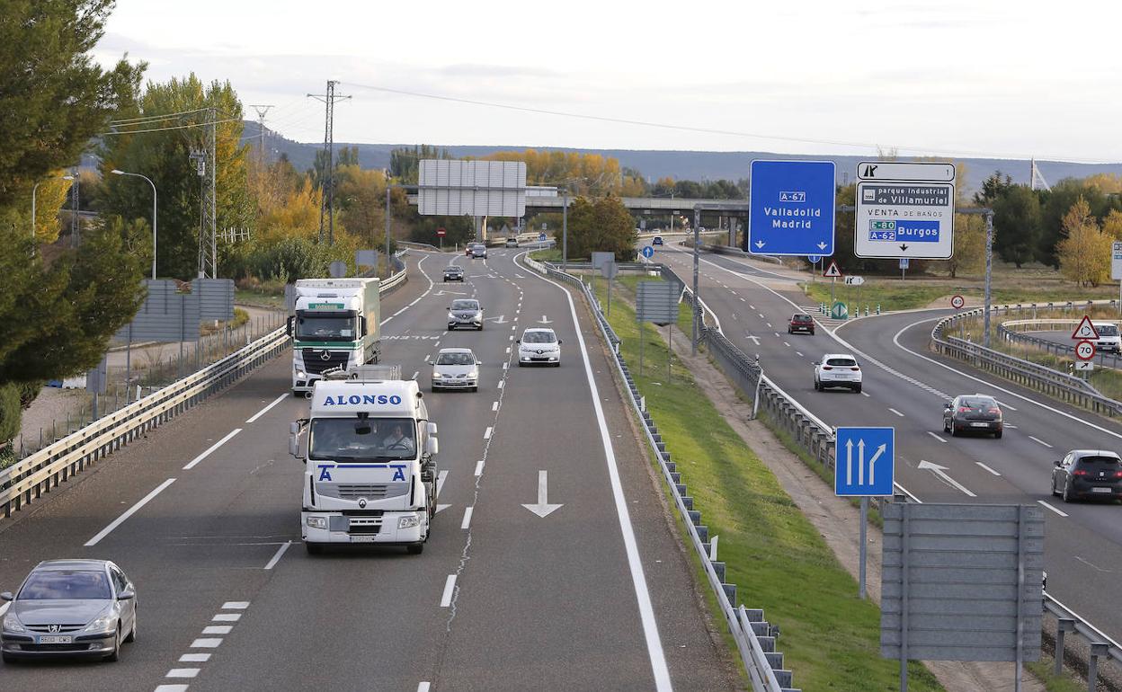 Tráfico ayer de vehículos en la P-11, en los entorno de Calabazanos.