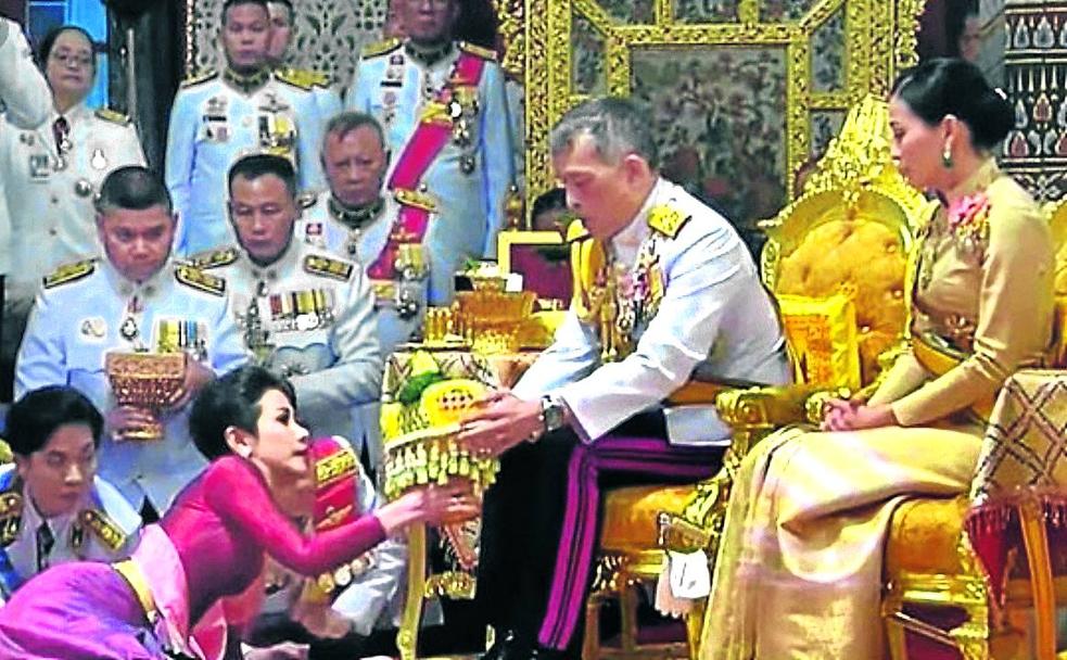 El rey Vajiralongkorn nombró a Niramon «consorte real» en presencia de la reina, Suthida, en agosto.
