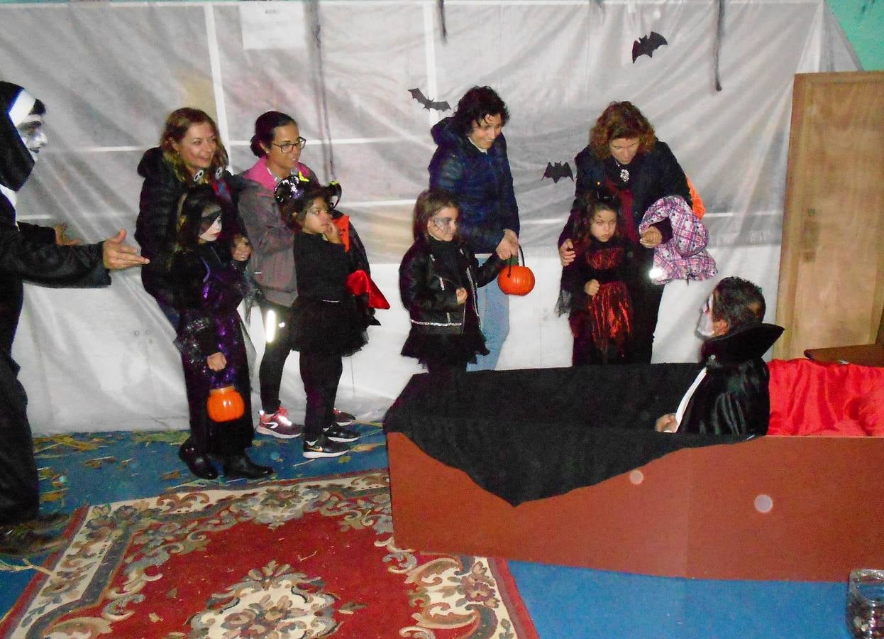 Algunos de los pequeños visitantes del pasadizo del terror del Espacio Joven durante la fiesta de Halloween.