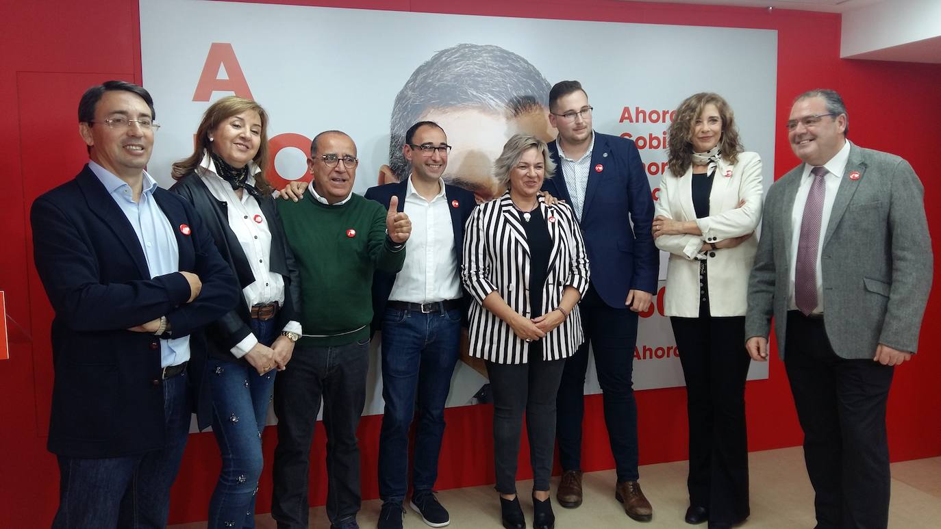 Los candidatos socialistas junto al secretario provincial Fernando Pablos.
