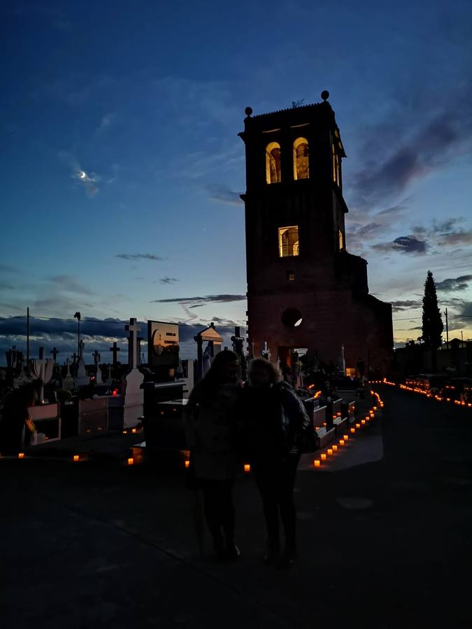 El Ayuntamiento recupera una antigua tradición de llevar luces al cementerio el Día de Todos los Santos e inaugura la torre que lo preside