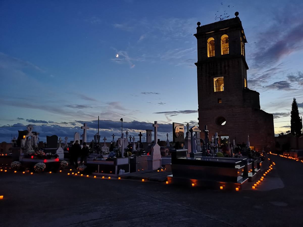 El Ayuntamiento recupera una antigua tradición de llevar luces al cementerio el Día de Todos los Santos e inaugura la torre que lo preside