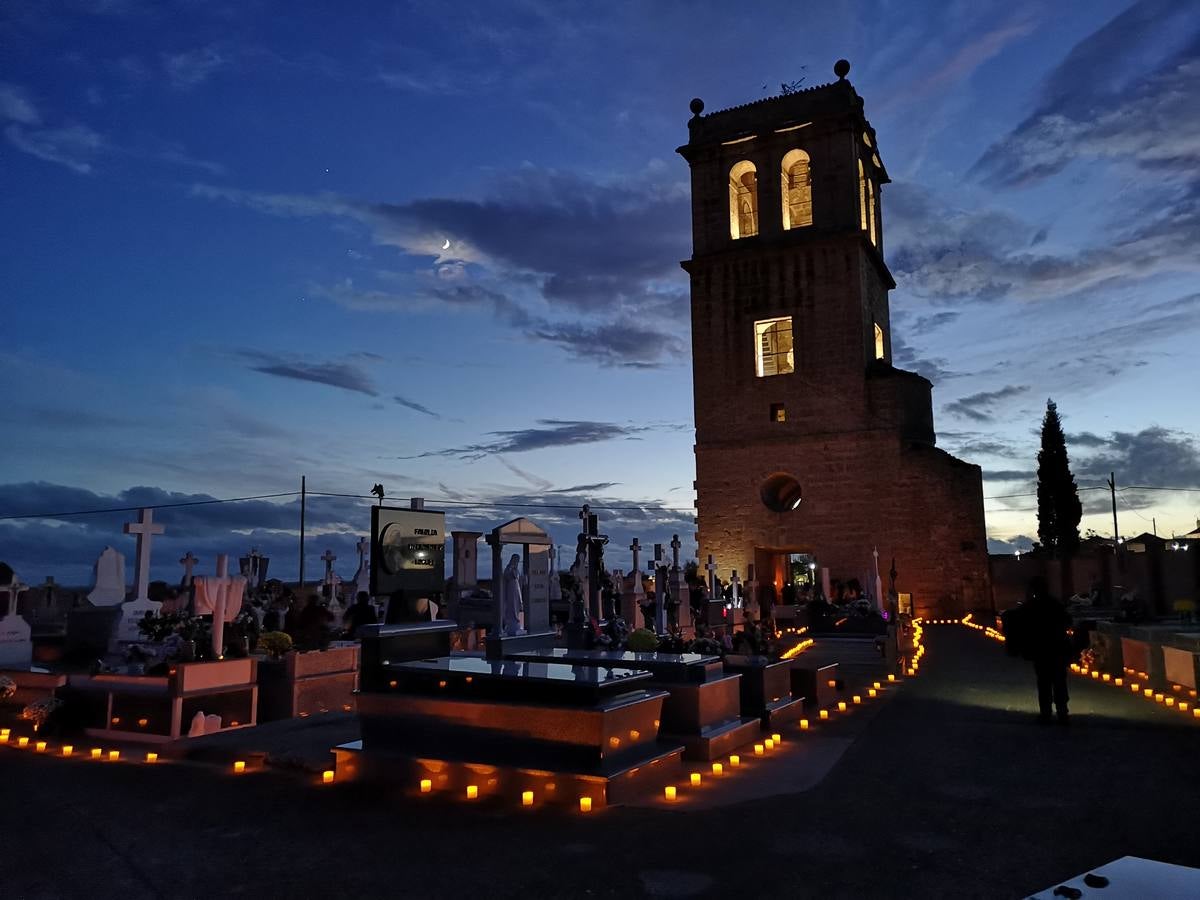 El Ayuntamiento recupera una antigua tradición de llevar luces al cementerio el Día de Todos los Santos e inaugura la torre que lo preside